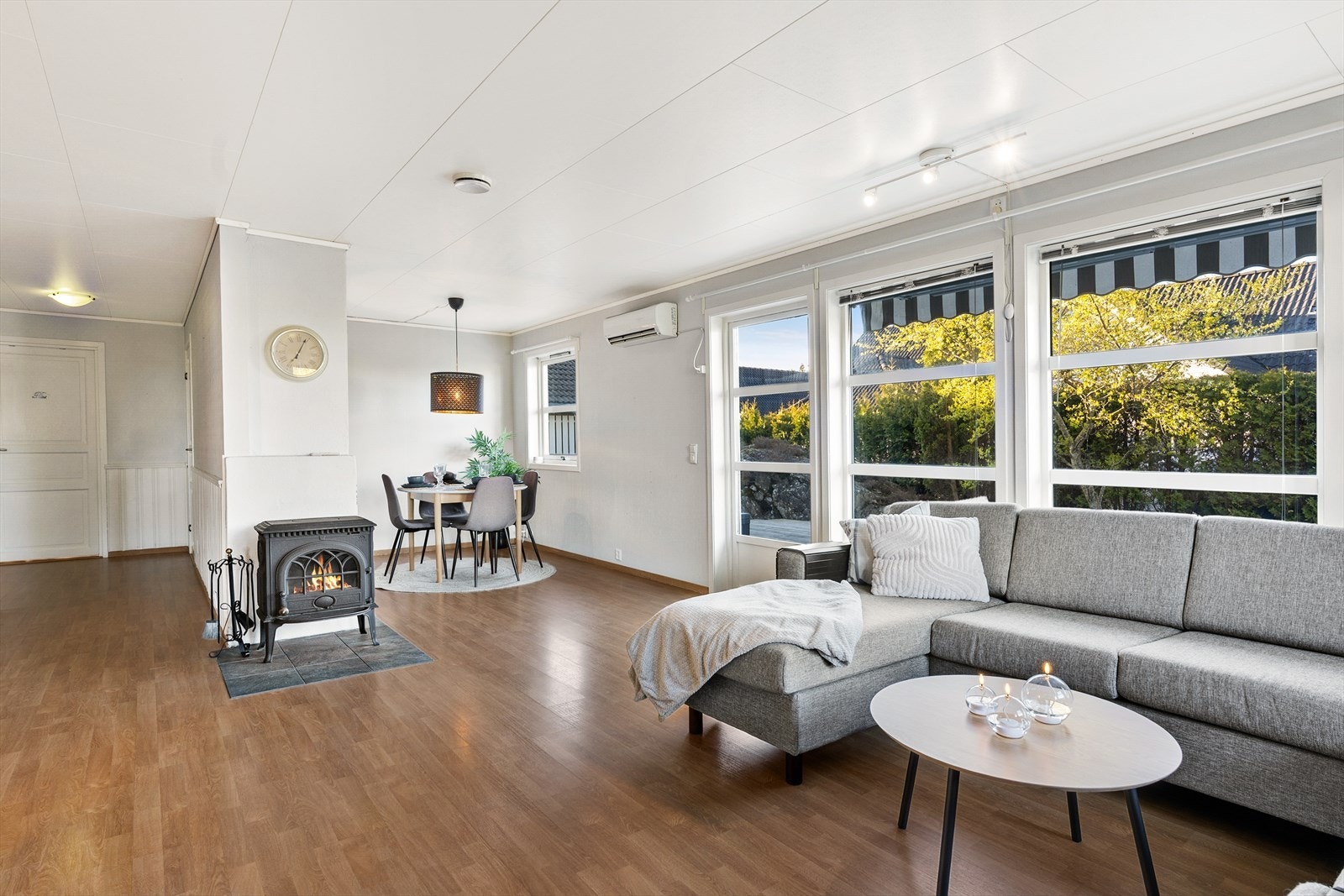 Stuen er romslig og har plass til både sofagruppe og spisebord. Galleribilde