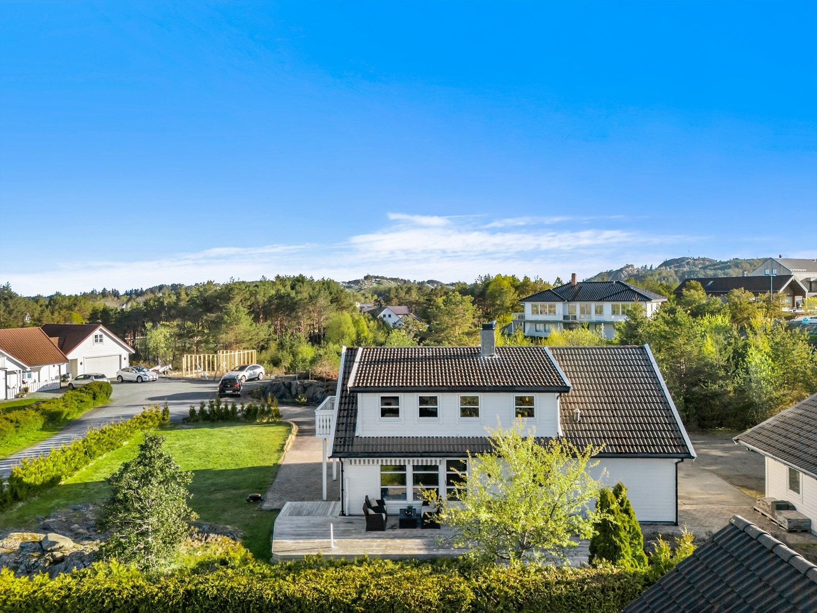 Eiendommen ligger på en planert tomt med byggegrunn av fjell og sprengsteinsfylling. Galleribilde
