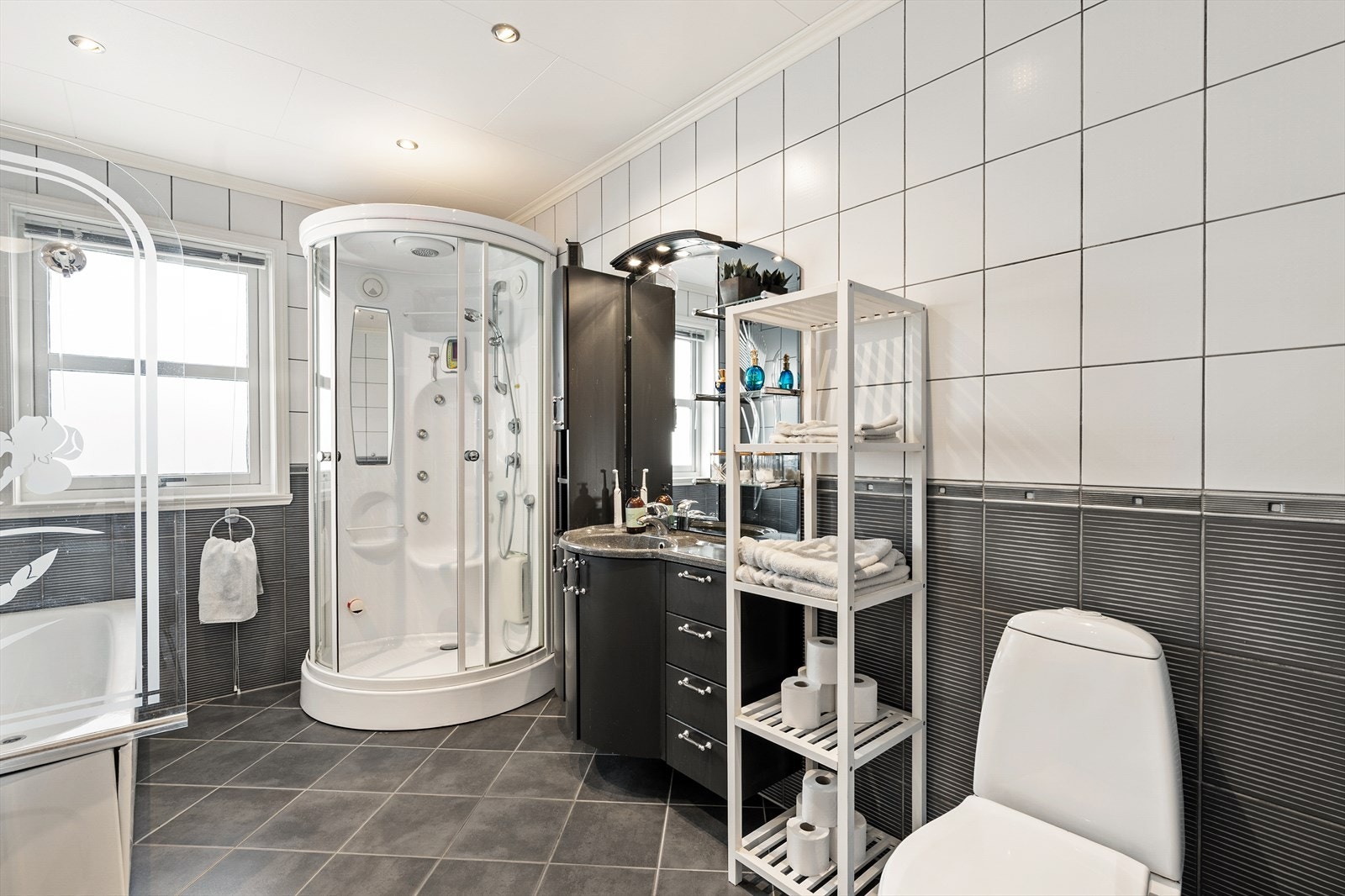 Badet i hovedetasjen ble oppgradert i 2006 og har både badekar og dusjkabinett. Galleribilde