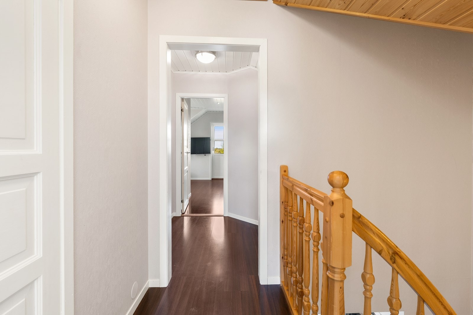 Fra trappen kommer du opp til en gang som fordeler tilgang til loftstue og soverom. Galleribilde