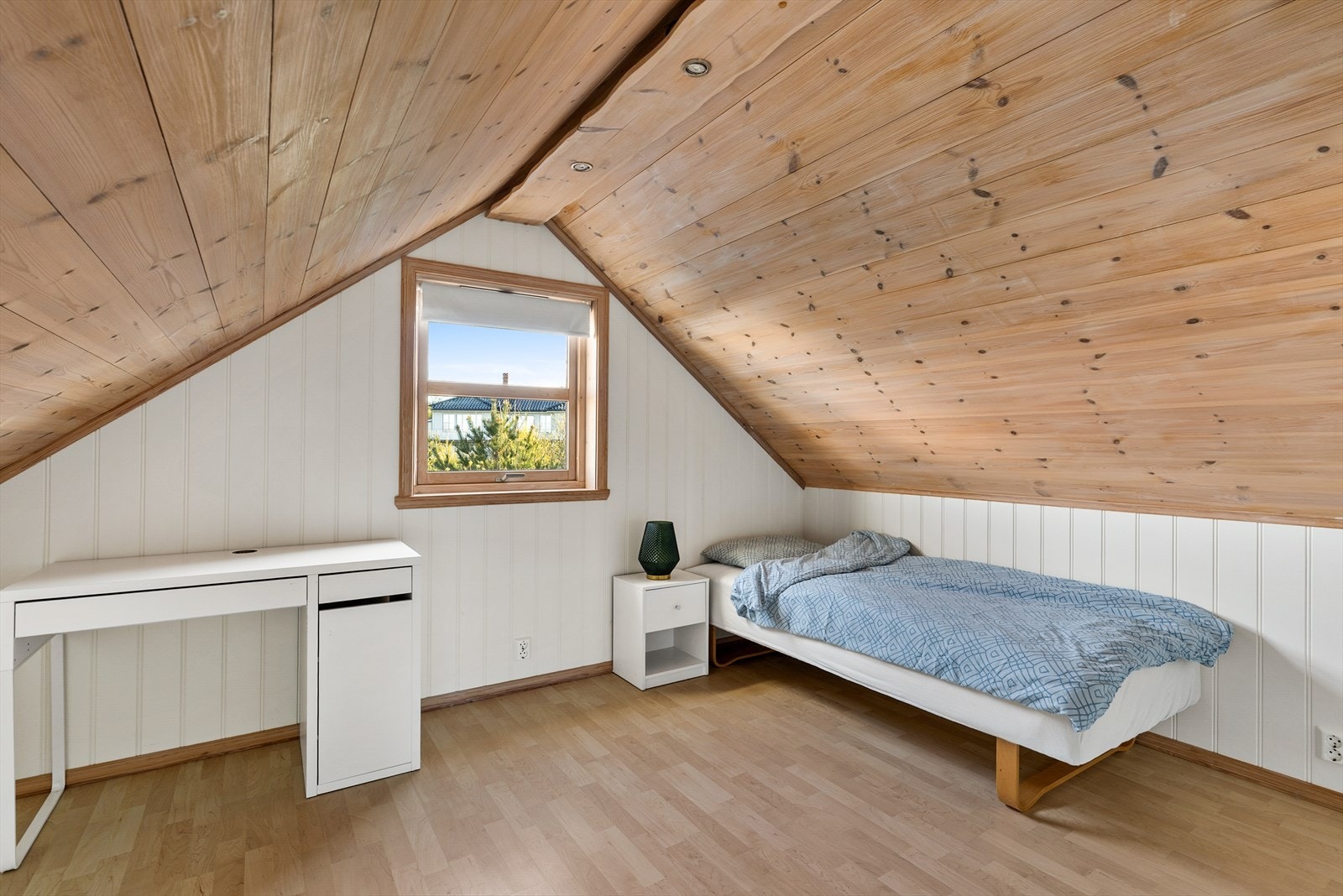 Dette rommet utnytter plassen godt under skråtaket og har trepanel i himling. Galleribilde