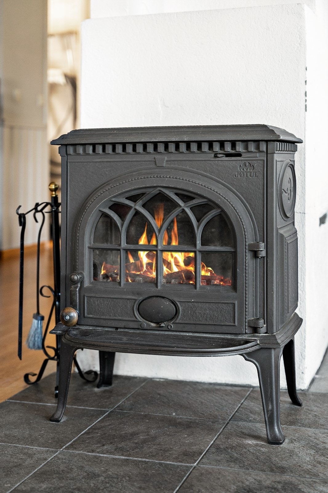 En klassisk vedovn fra Jøtul gir ekstra varme og hygge. Galleribilde