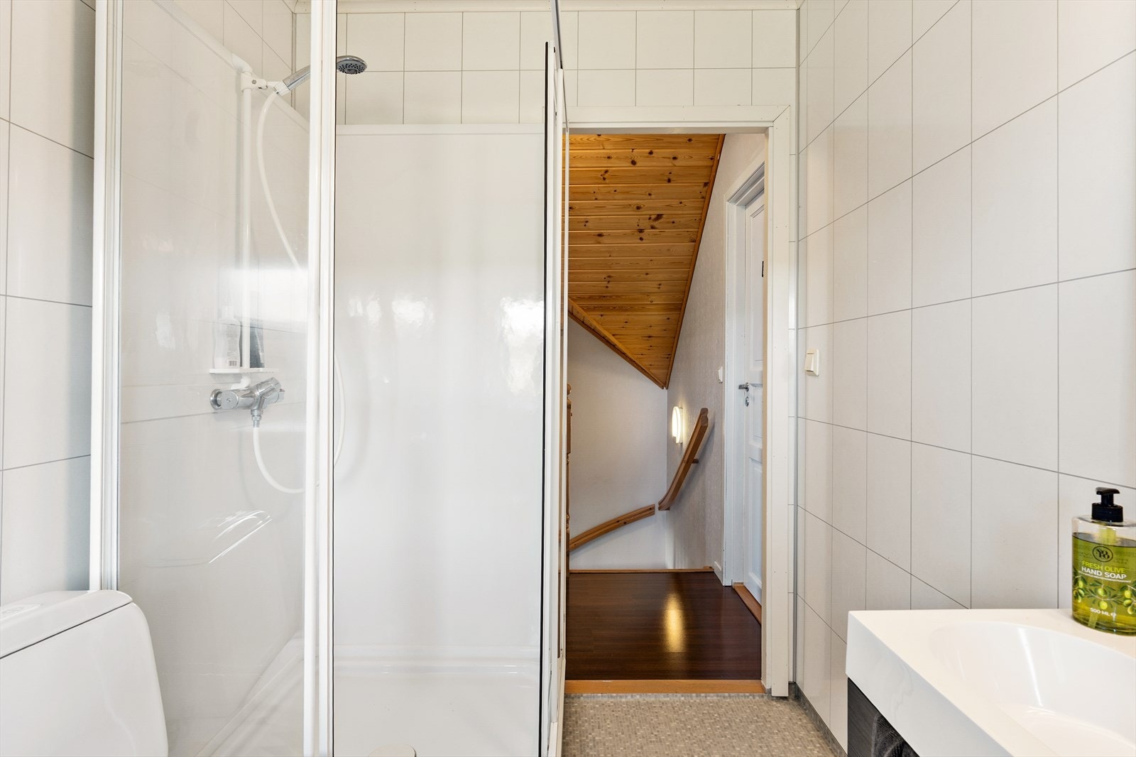 Badet er utstyrt med dusjkabinett, toalett og servant. Galleribilde