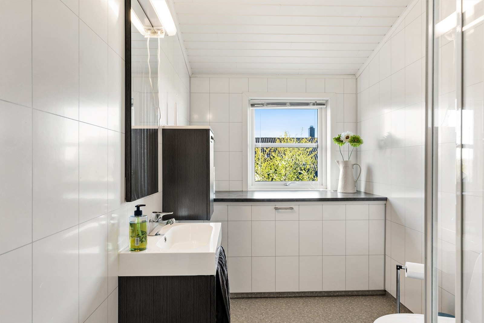 Badet på loftet ble ferdigstilt i 2012 og har baderomsplater på veggene. Galleribilde