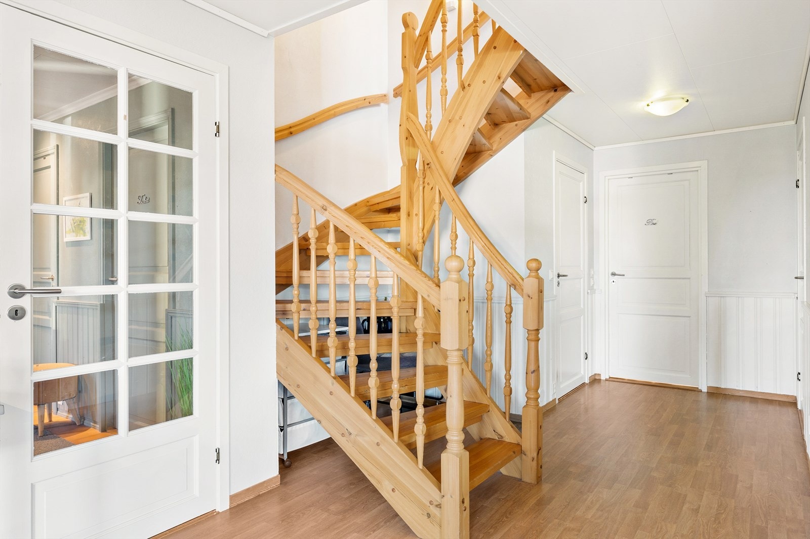 Den åpne tretrappen binder de to etasjene sammen. Galleribilde