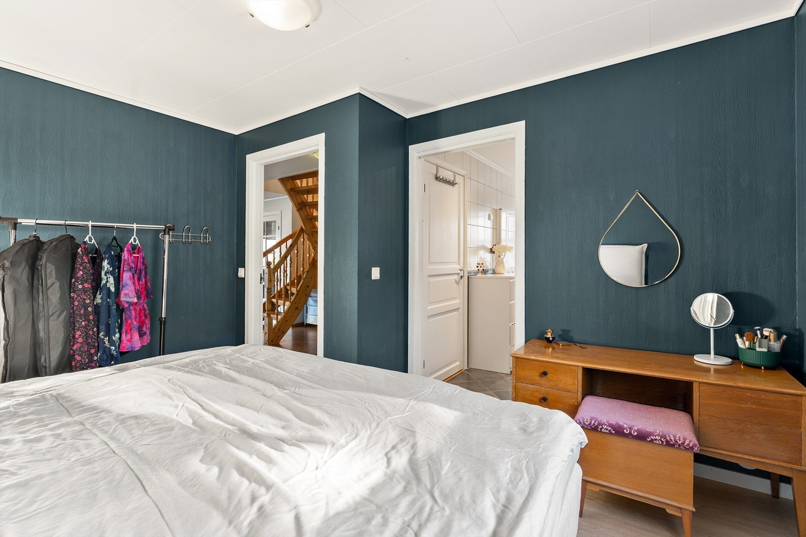 Soverommet har plass til garderobeløsning og sminkebord. Galleribilde