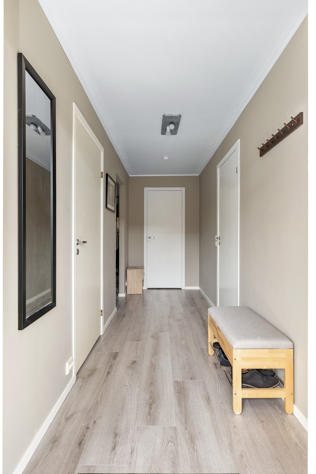 I tilknytning til gang finner man bod, bad/vaskerom og det ene soverommet. Galleribilde