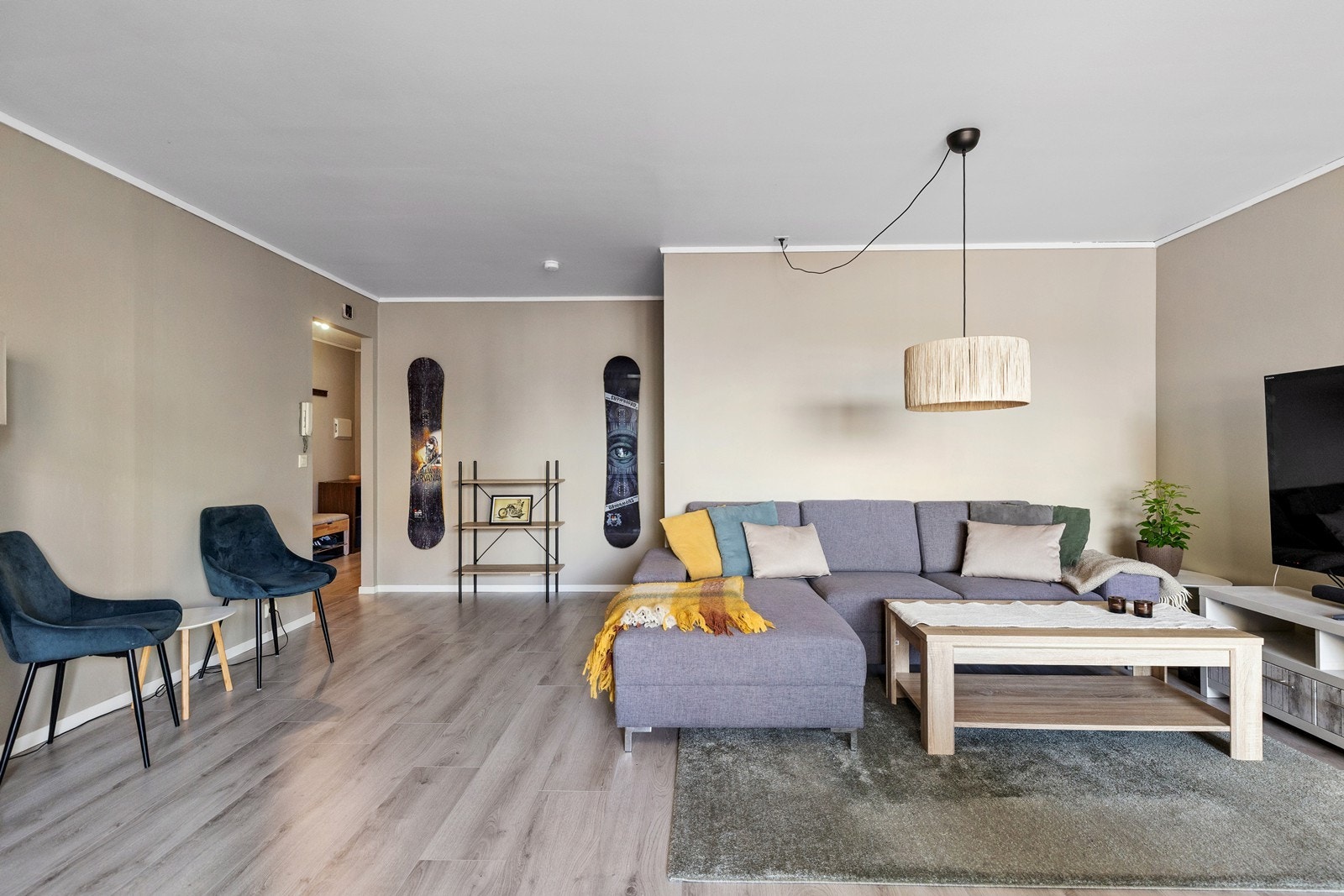 Det er også blitt blendet en dør til bod, som nå har inngang fra gang istedenfor å ta opp veggplass i stuen. Galleribilde