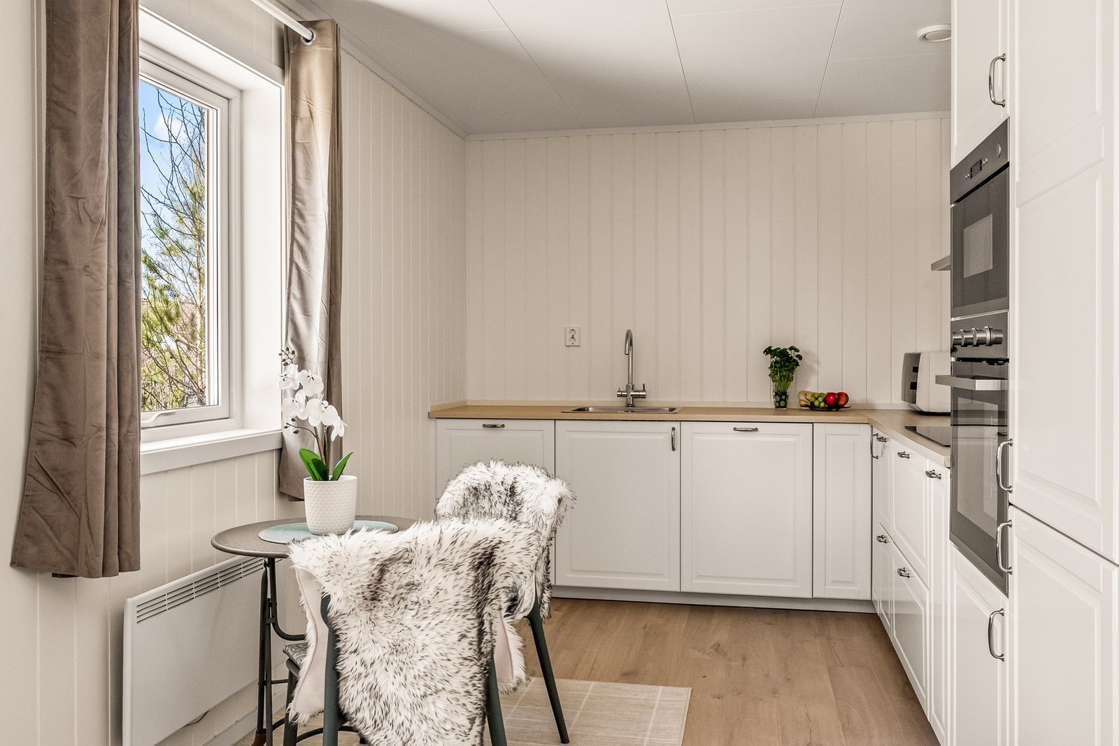 Kjøkken med hvitevarer - Kjøkkenet er fra IKEA Galleribilde