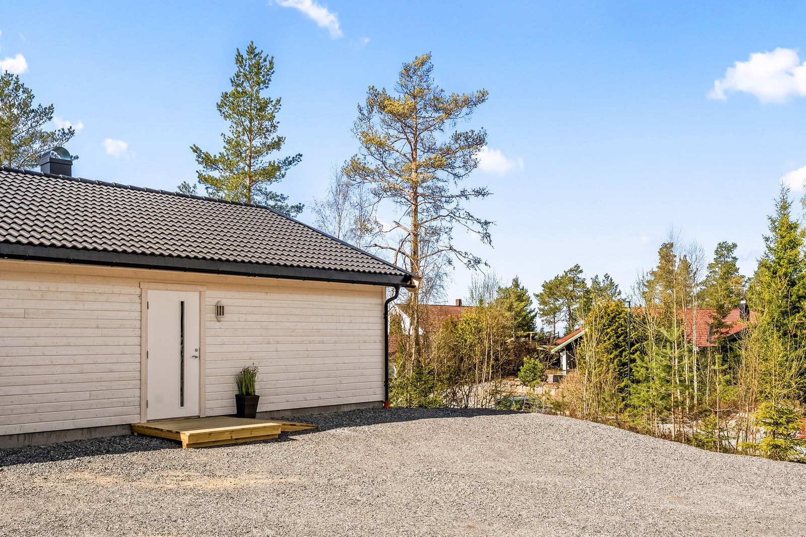 Fasade - siden bildene ble tatt har fasaden blitt malt hvit. Galleribilde