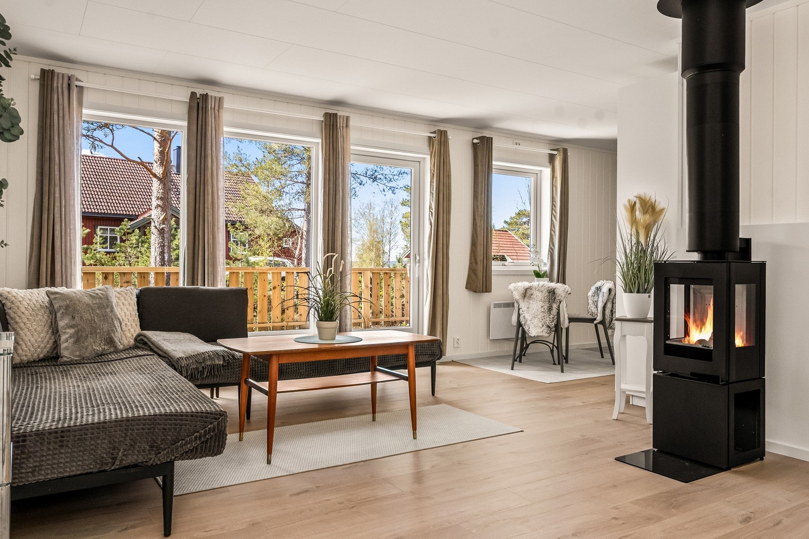 Stue med store vinduer for masse naturlig lysinnslipp Galleribilde