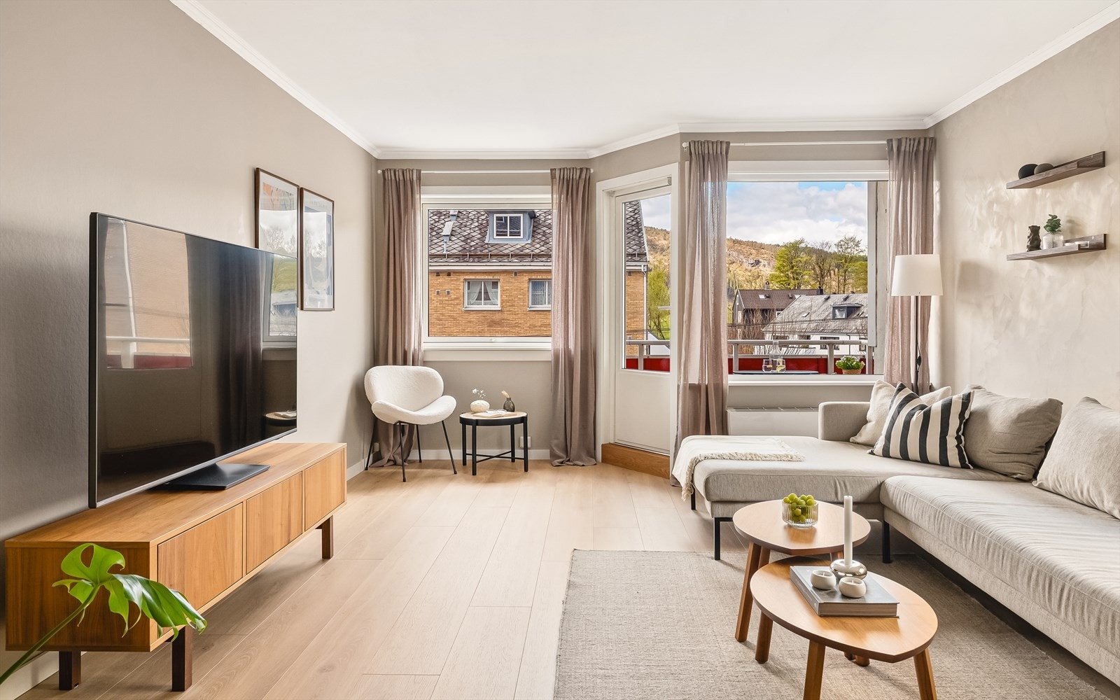 Vinduene med 2-lags glass er fra 2009 og 2019, og slipper inn godt med dagslys. Galleribilde