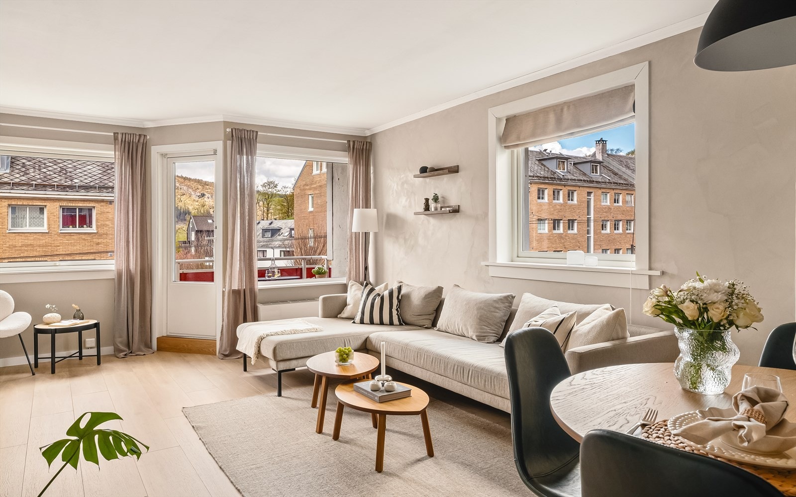 Stuen har plass til både sofagruppe og spisebord, og er utstyrt med en luft-til-luft varmepumpe for effektiv oppvarming. Galleribilde