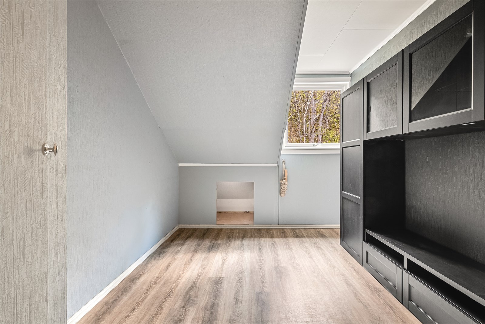 Leiligheten disponerer et innredet loftsrom, i tillegg til boder i kjeller og på loft. Galleribilde