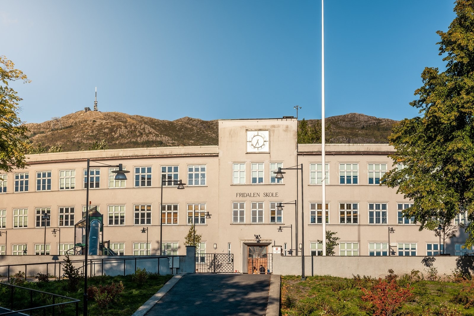 Både Landås skole og Fridalen skole ligger innen 6 minutters gangavstand. Galleribilde