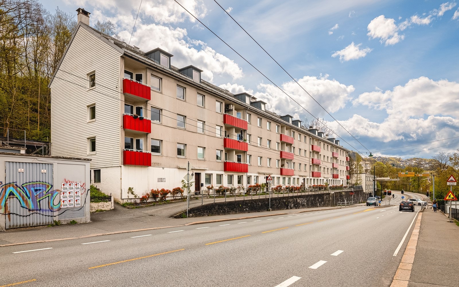 Bygningen er fra 1949 og har en karakteristisk fasade med saltak tekket med skifer. Galleribilde