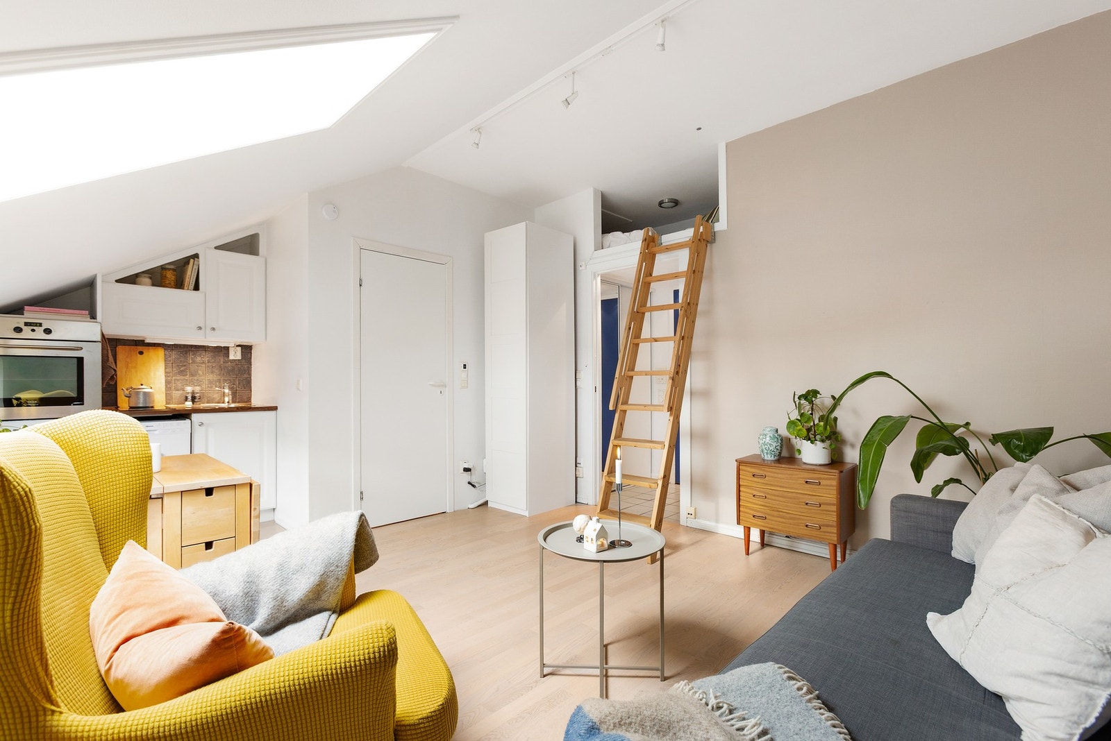 Denne leiligheten passer perfekt til deg som førstegangskjøper, med svært sentral beliggenhet og arealeffektiv planløsning. Galleribilde