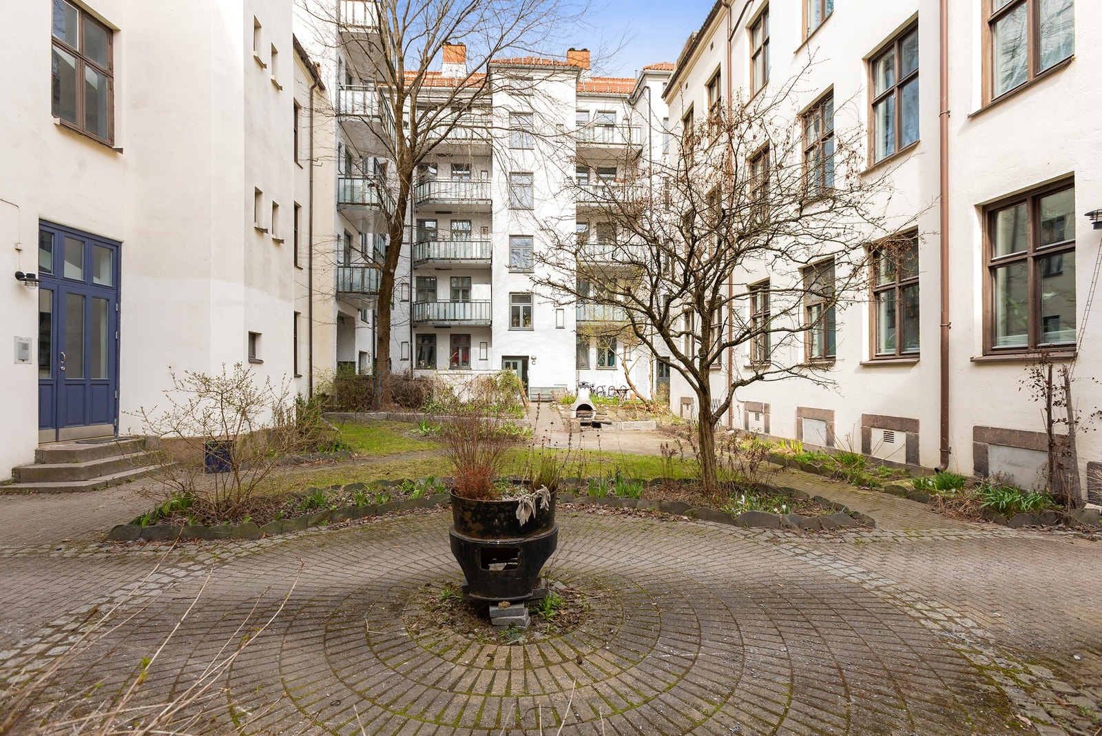 Borettslaget har en rekke fasiliteter til glede for beboerne. Blant annet har de en pent opparbeidet bakgård, gjestehybel, og badstue. Delen av bakgården på bildet tilhører naboborettslaget. Galleribilde