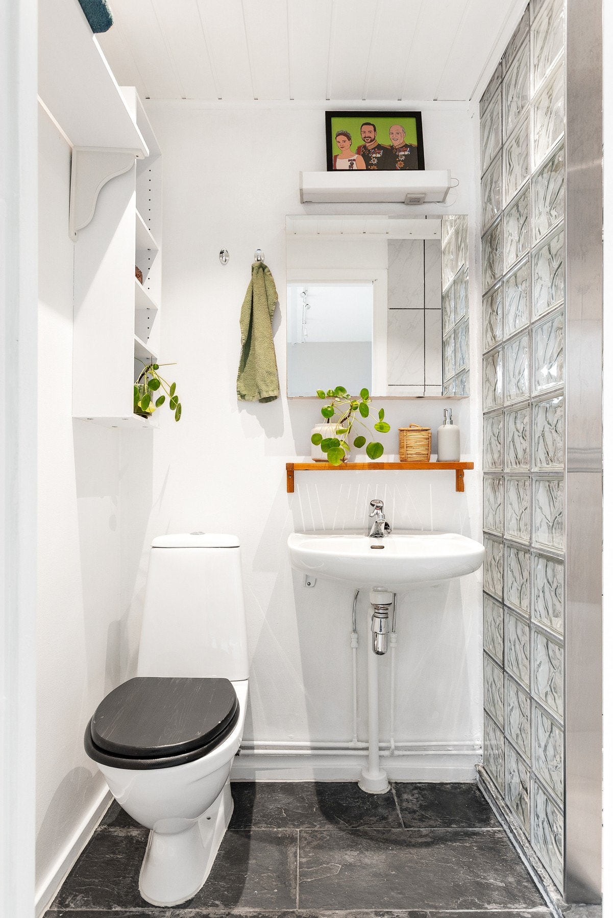 Badet har flislagt gulv med gulvvarme. Galleribilde