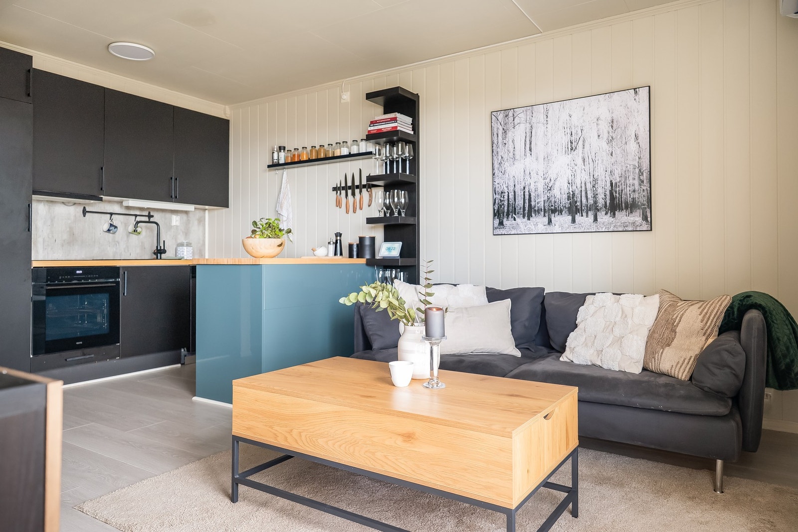 Stue og kjøkken ligger i åpen løsning med praktisk kjøkkenøy som deler rommet. Galleribilde