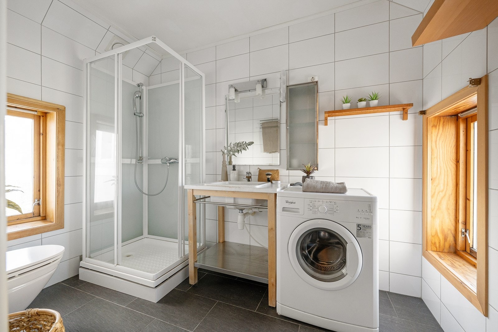 Badet har flislagt gulv med elektriske varmekabler og opplegg for vaskemaskin. Galleribilde