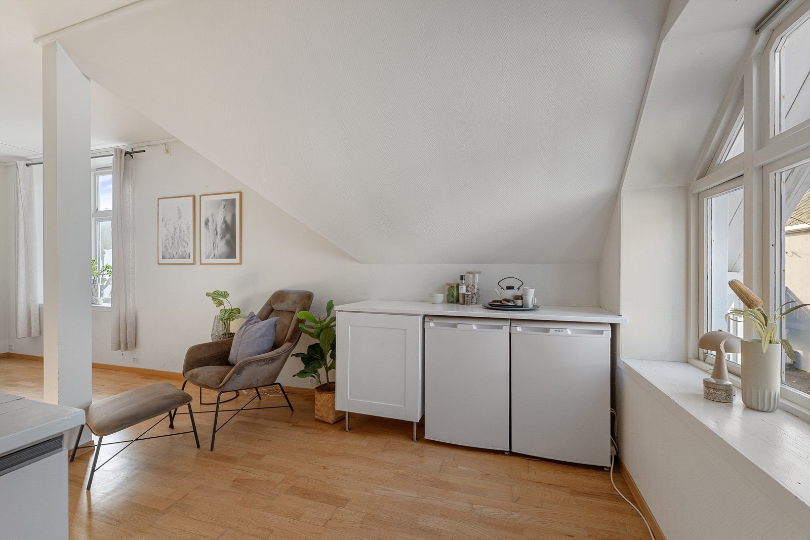 Kjøkkeninnredningen har glatte fronter og benkeplate i heltre. Galleribilde