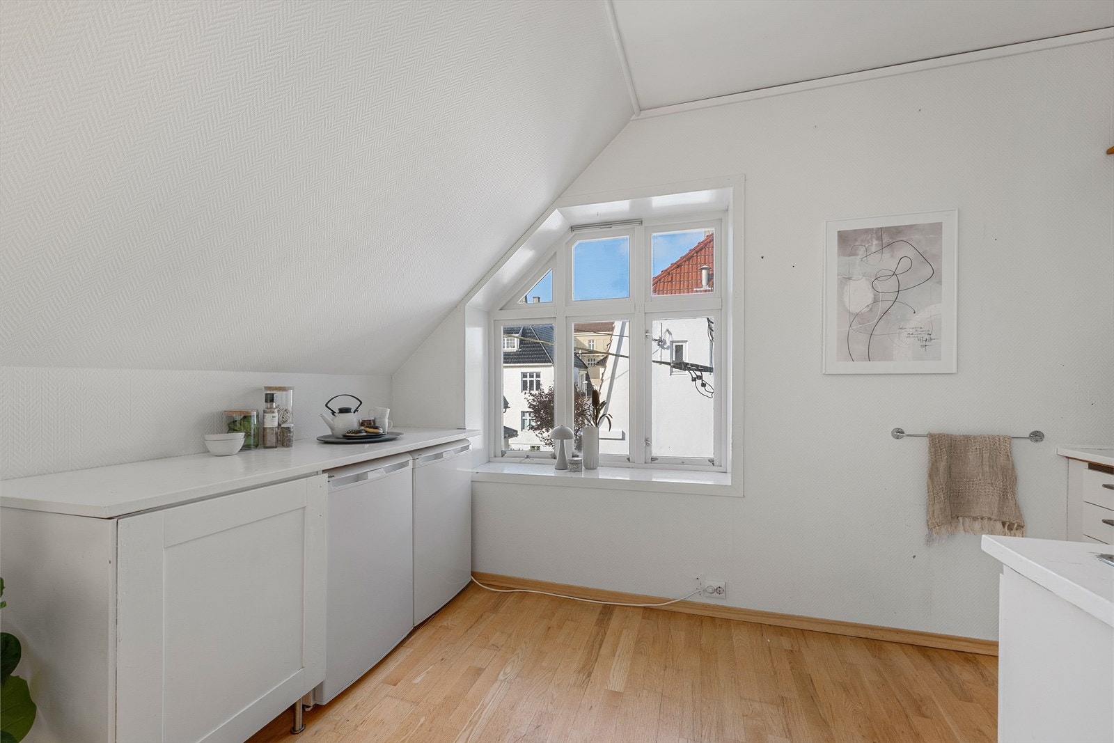 Vinduer slipper inn rikelig med dagslys. Galleribilde