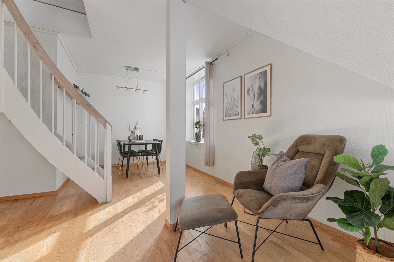 En arealeffektiv planløsning gir rom for flere soner i stuen. Galleribilde