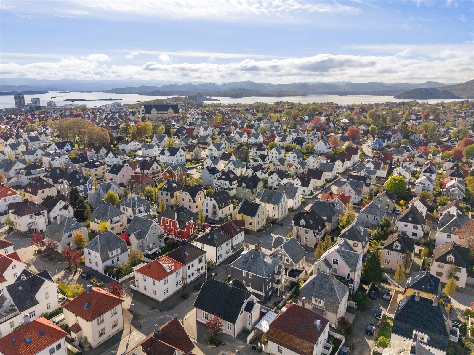 I nærområdet finnes flere parker og friarealer, som Johannesparken og Storhaugmarka. Galleribilde