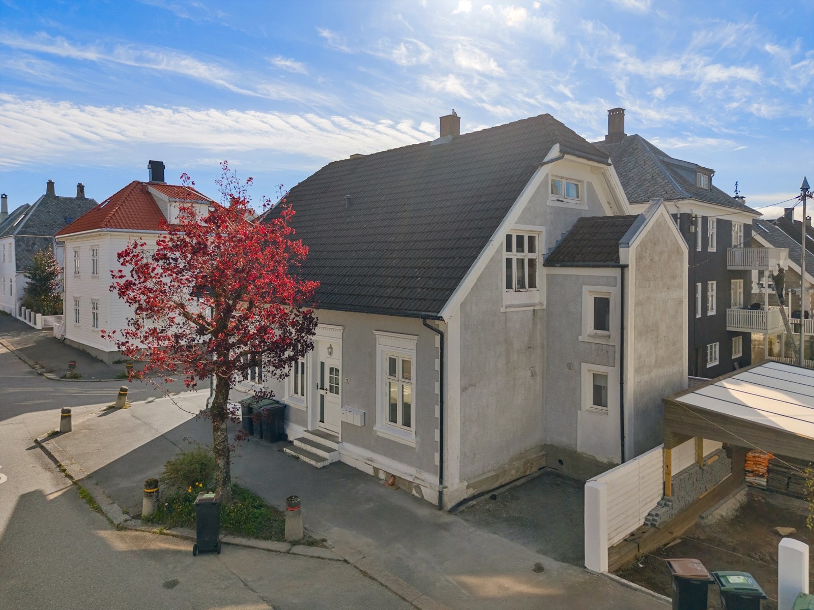 Sameiet består av fire seksjoner og har felles terrasse på baksiden av huset. Galleribilde