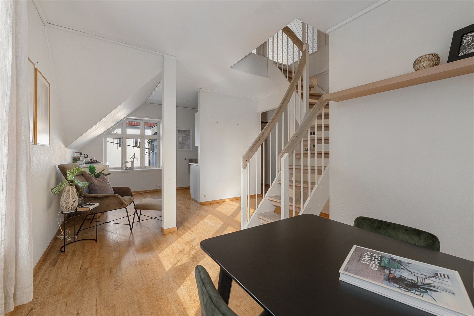 Den malte og lakkerte tretrappen binder de to etasjene sammen. Galleribilde