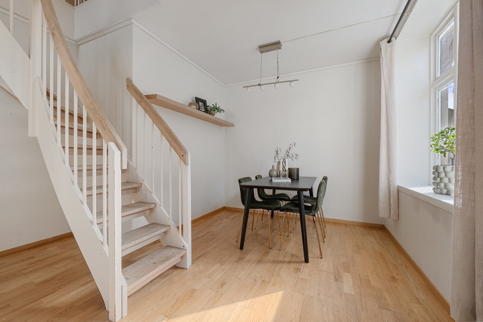 Tretrappen er et sjarmerende element som komplementerer boligens karakter. Galleribilde