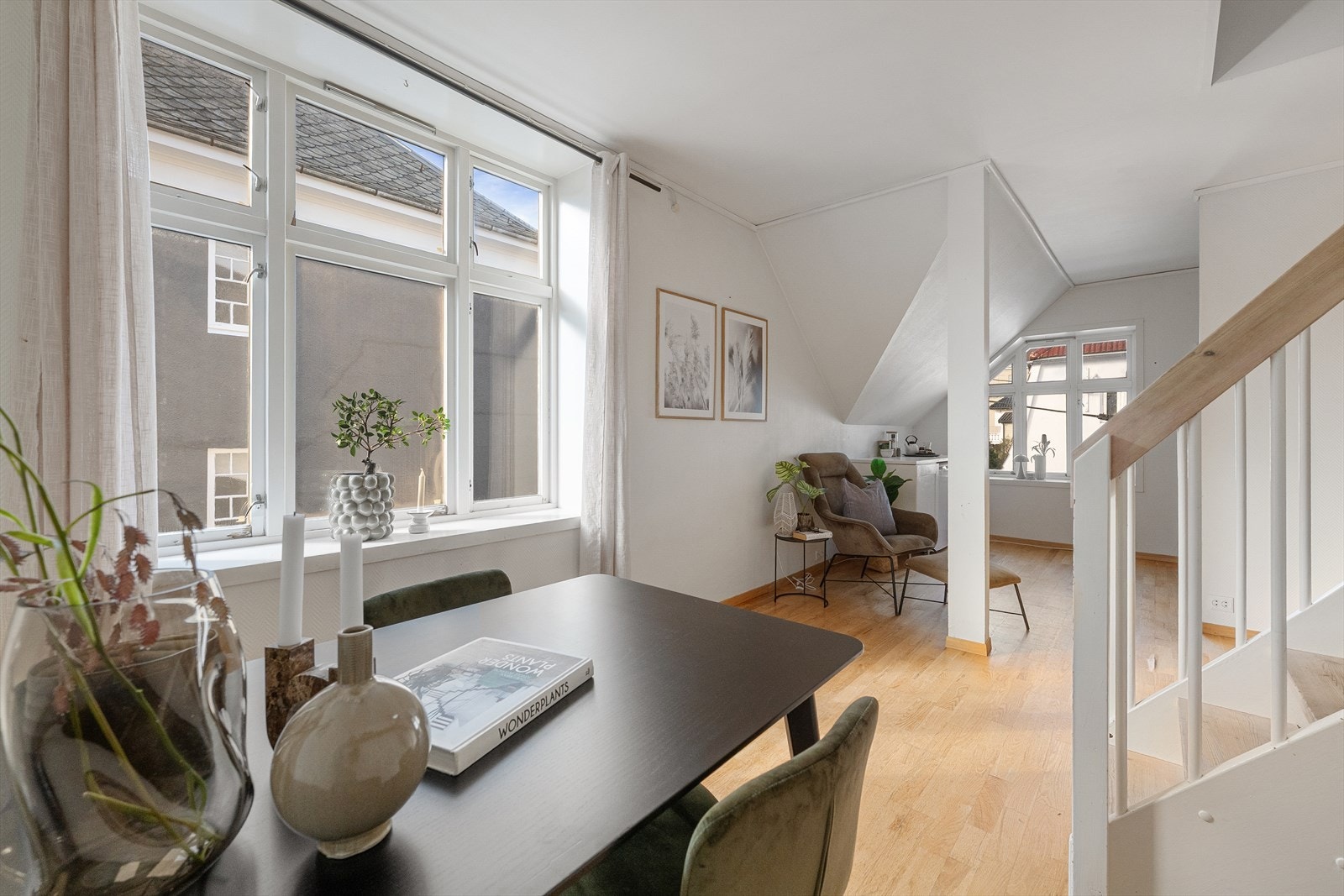 Stuen har plass til en egen spiseplass ved vinduet. Galleribilde