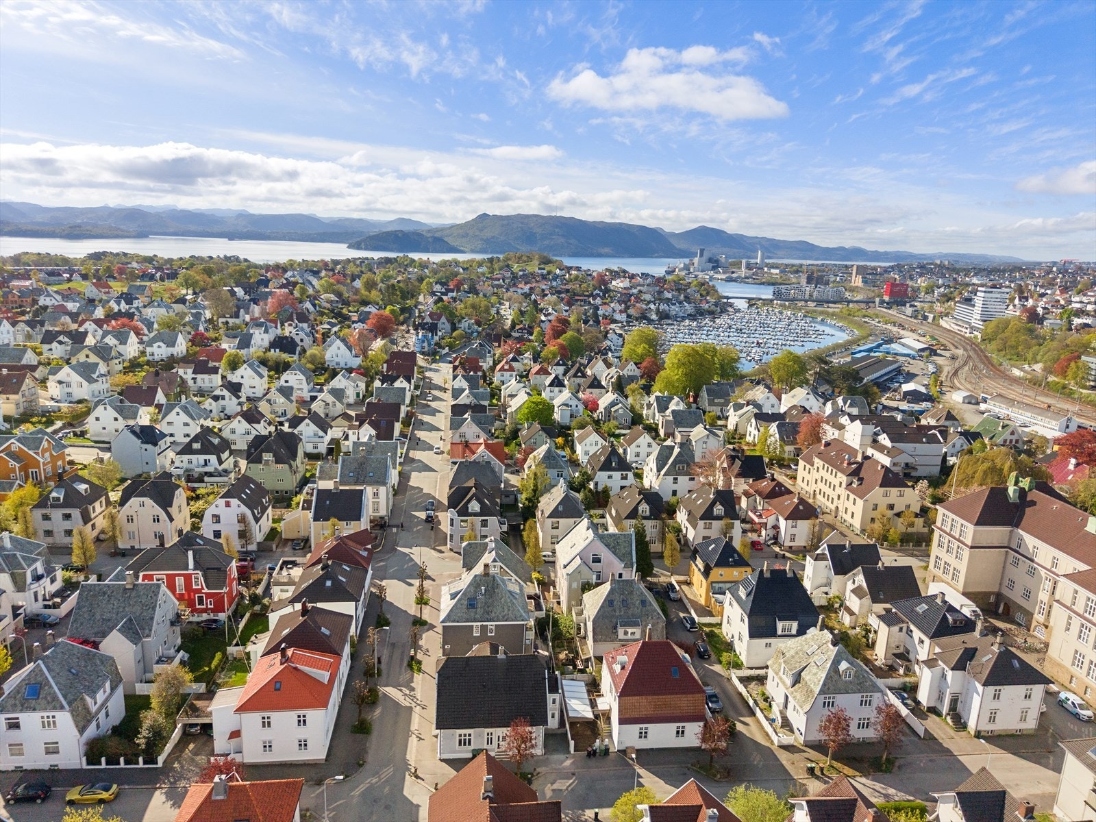 Kort vei til Godalen badestrand og flotte turstier langs sjøen. Galleribilde