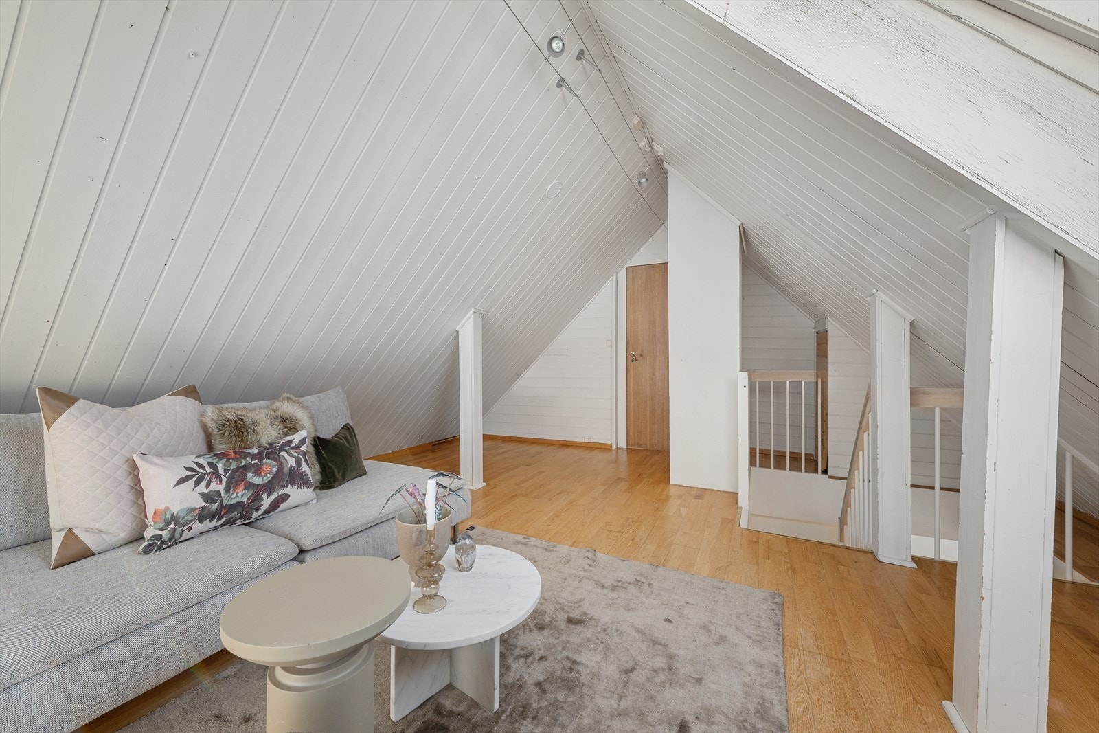 Loftstuen er et romslig og fleksibelt areal med parkett på gulvet og malte flater. Galleribilde