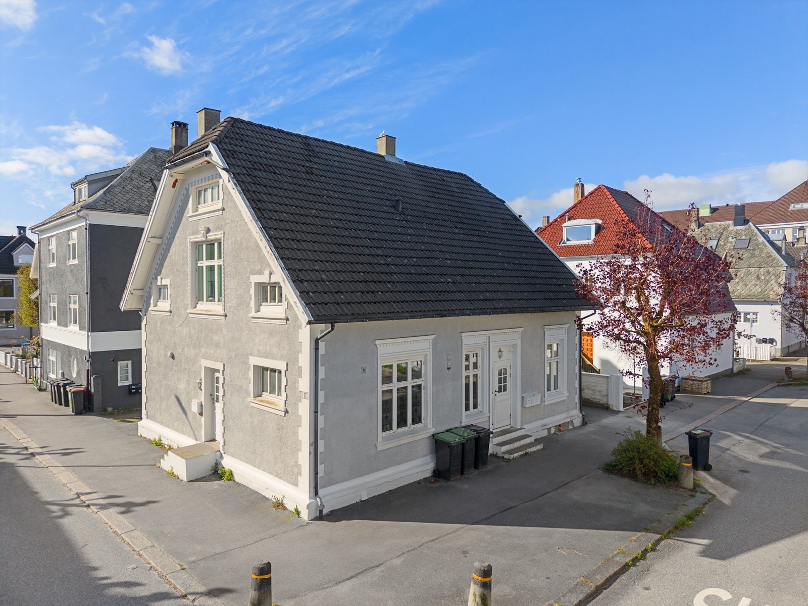Bygningen fra 1907 har pussede murfasader og tak tekket med betongtakstein. Galleribilde