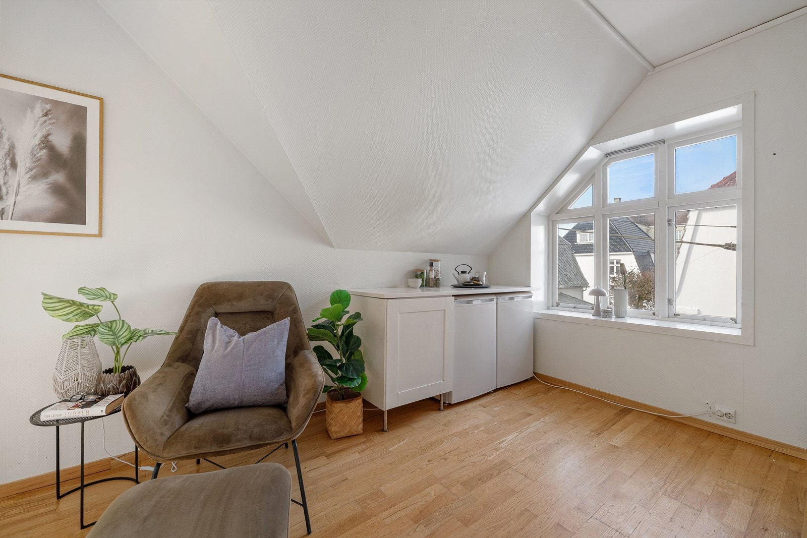 En lys og trivelig krok i stuen, perfekt som lesehjørne. Galleribilde