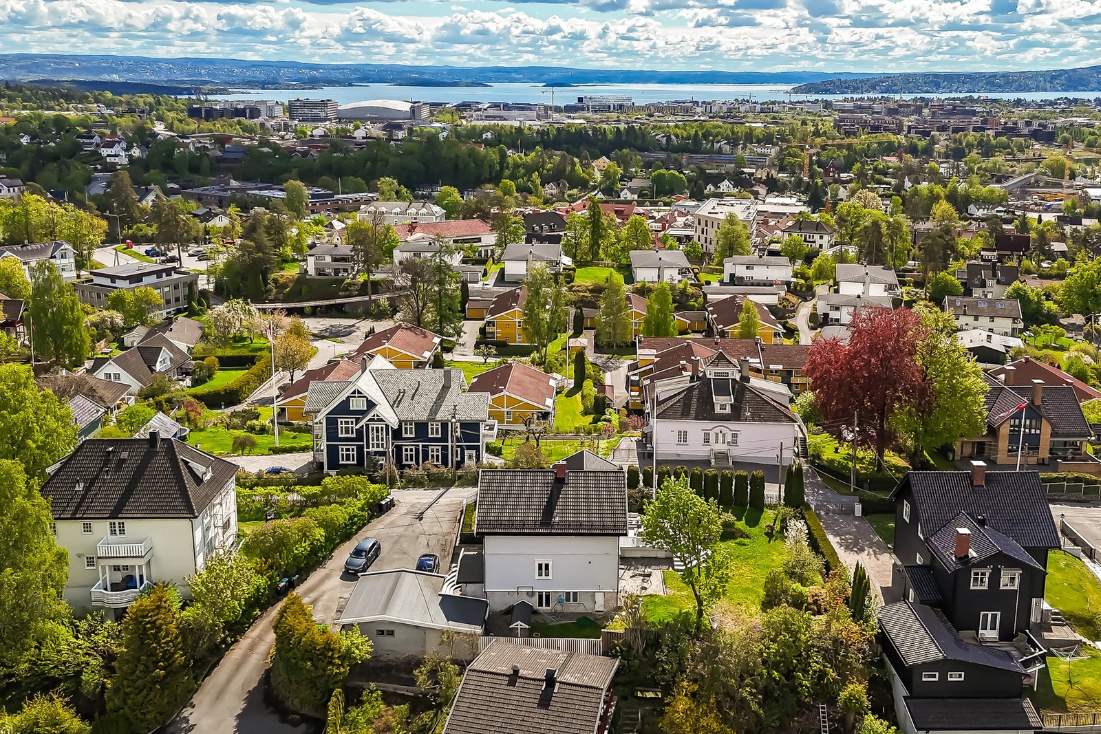 Prestegårdsveien 5 er en tilbaketrukket, barnevennlig og solrikt beliggende eiendom i et veletablert og rolig gate. Galleribilde