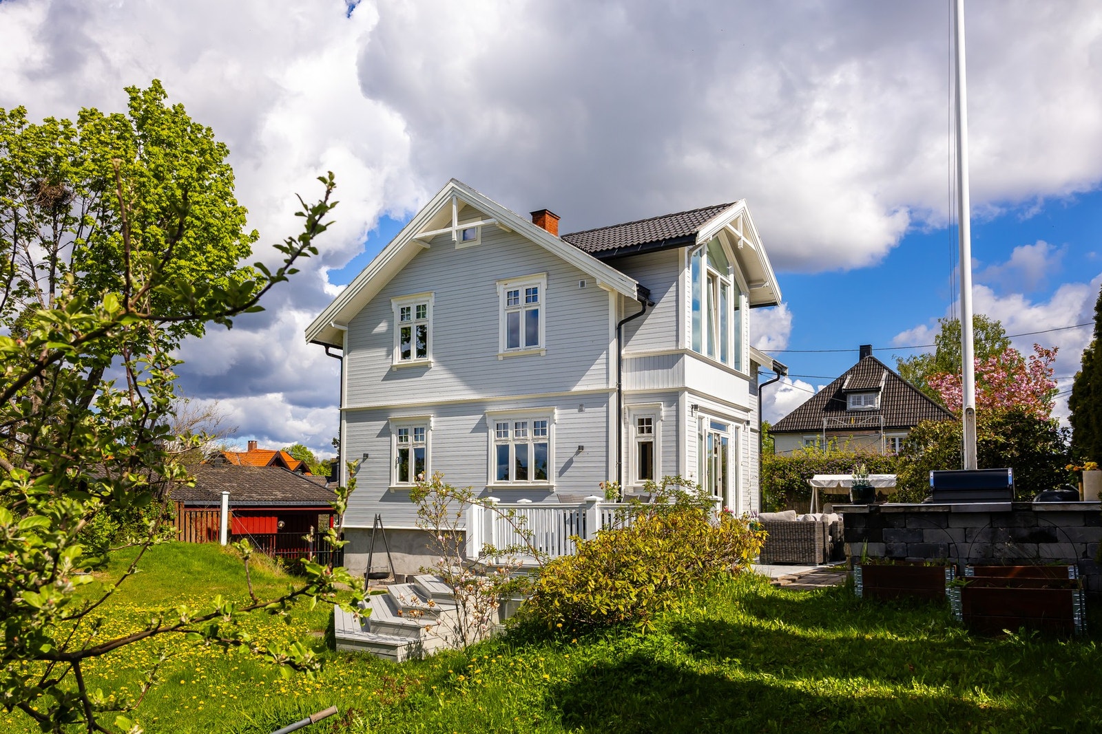 Huset ble renovert i 2011 med nytt tak, vinduer og fasade, etterisolering av vegger og gulv loft. Galleribilde