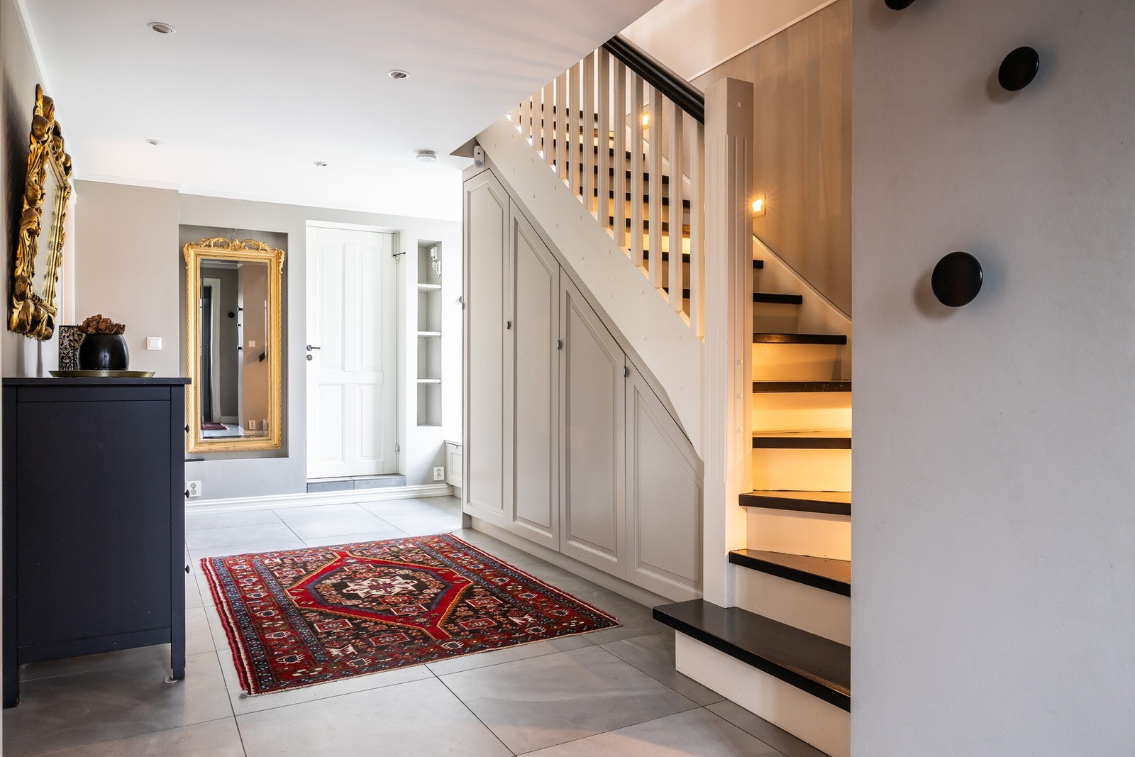 Stor flislagt gang med vannbåren gulvvarme. Galleribilde