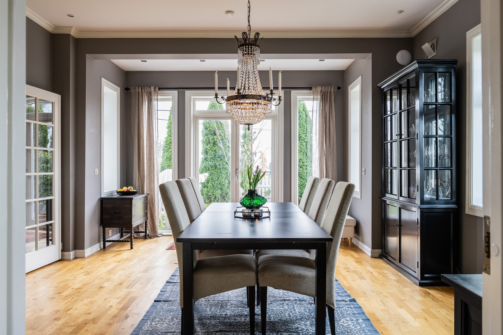 Fra spisestuen er det utgang til hellelagt terrasse, platting og pent opparbeidet hage med utekjøkken. Galleribilde