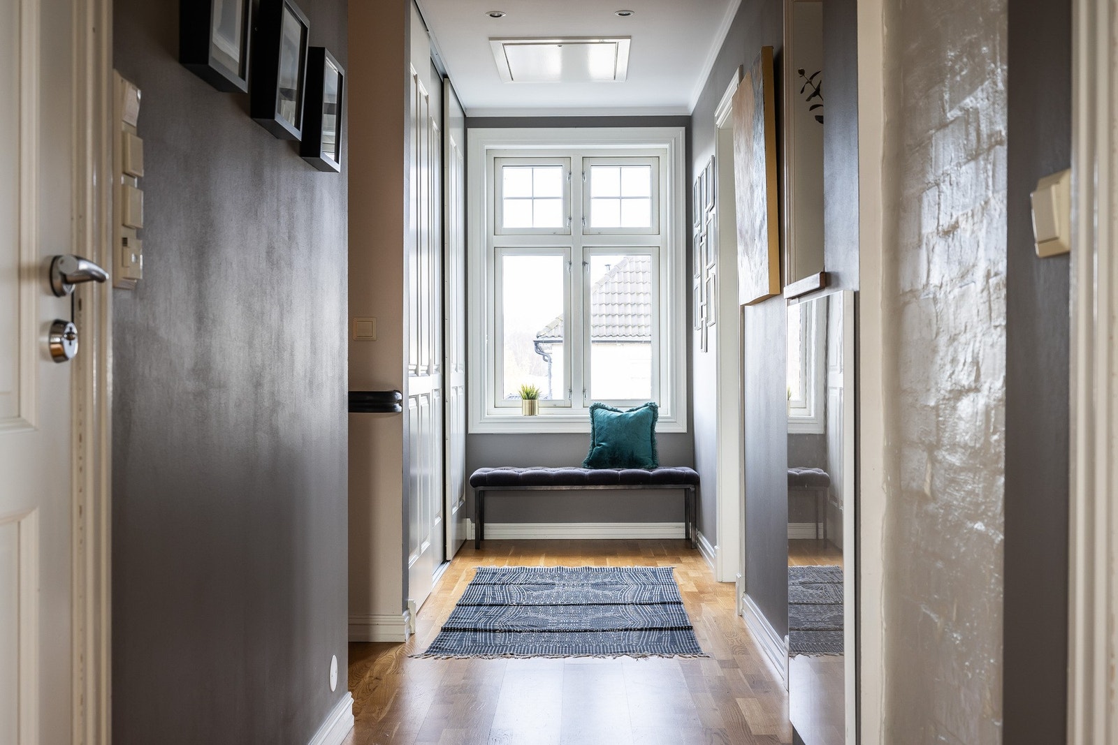 Mellomgang i 2.etasje med skyvedørsgarderobe. Galleribilde