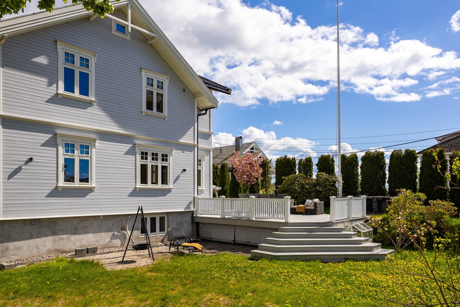 Pent opparbeidet hage med flotte terrasser. Galleribilde