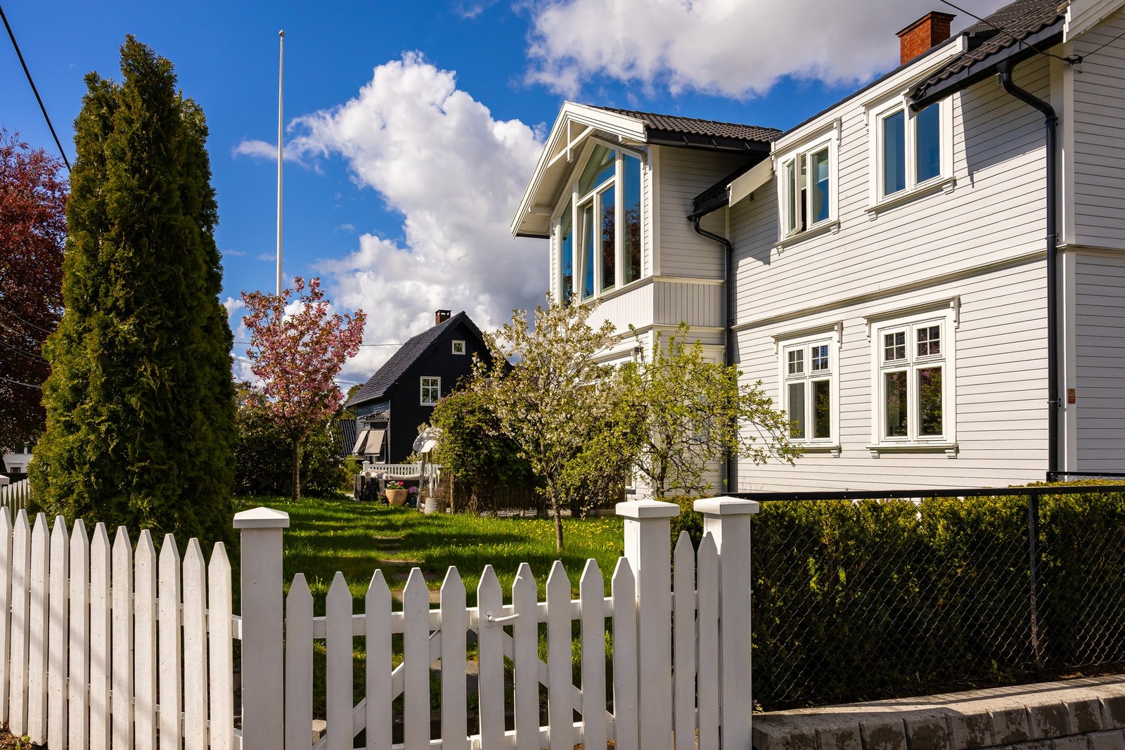 Boligen betydelig oppusset i 2011 med nytt tak, etterisolering av vegger, ny fasade, byttet vinduer og gulv loft. Galleribilde