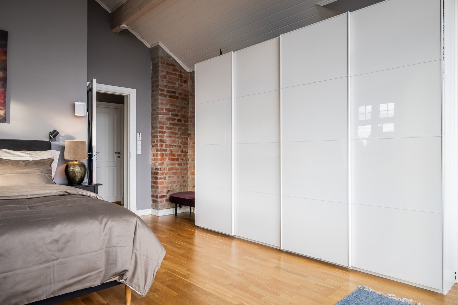Praktisk skyvedørsgarderobe med mye oppbevaringsplass. Galleribilde
