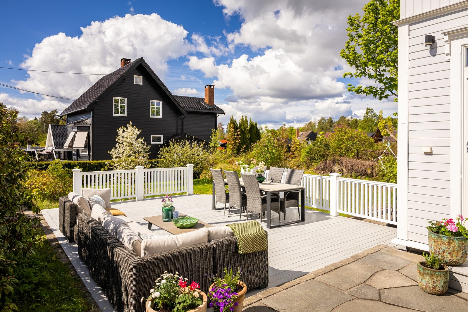 Stor platting med god plass til sittegruppe og spisebord. Galleribilde