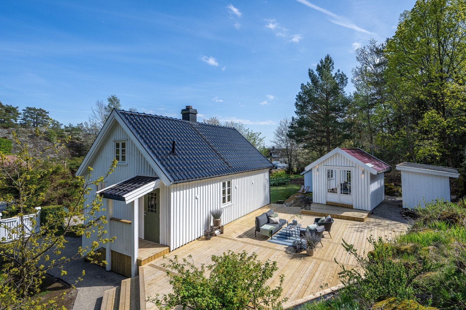 Eiendommen har en stor og innbydende markterrasse med god plass til utemøbler, grill og hyggelige sammenkomster. Galleribilde