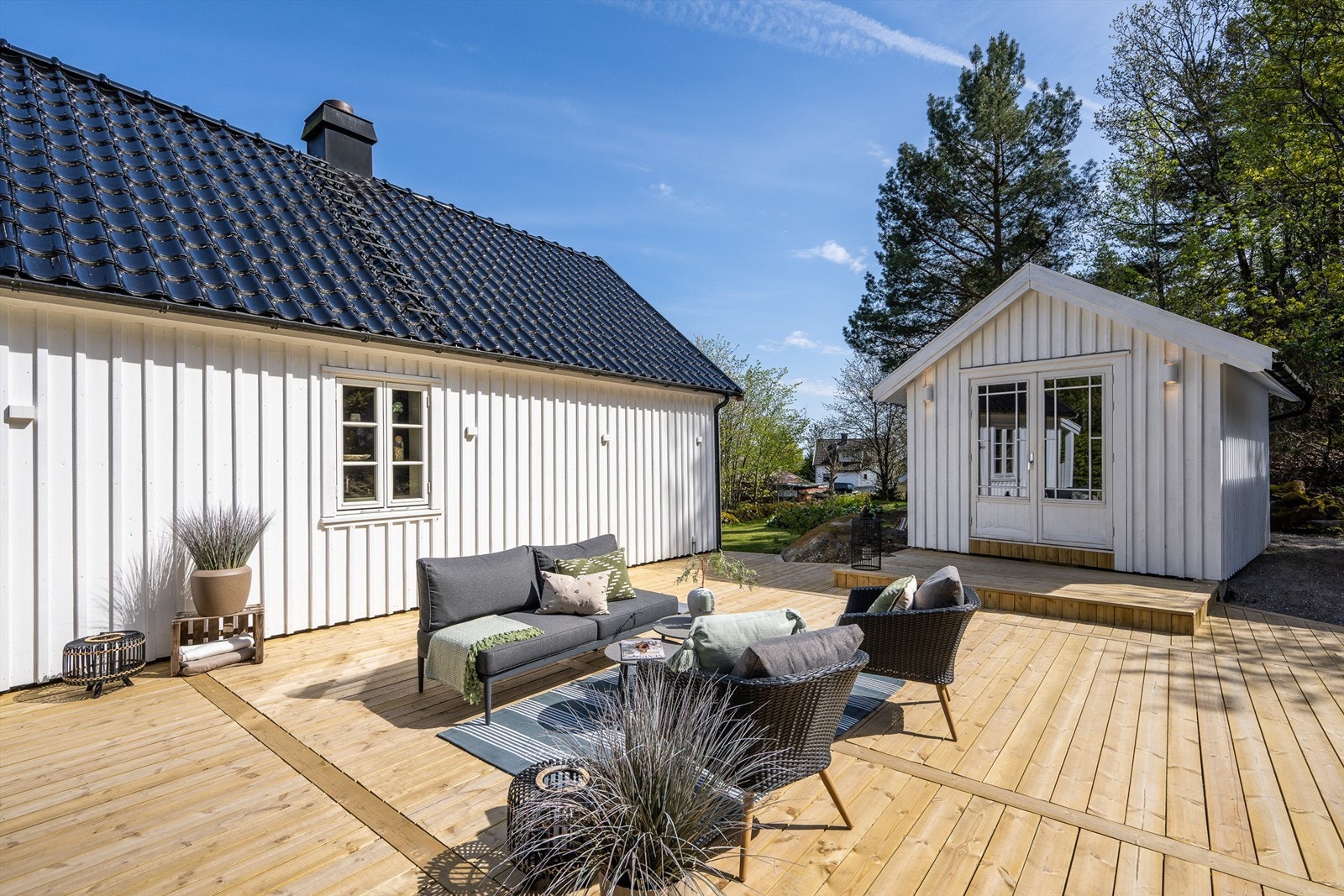 Ved inngangspartiet har du en stor, ny markterrasse på ca. 58 m² som nærmest fungerer som en ekstra stue i sommerhalvåret. Galleribilde