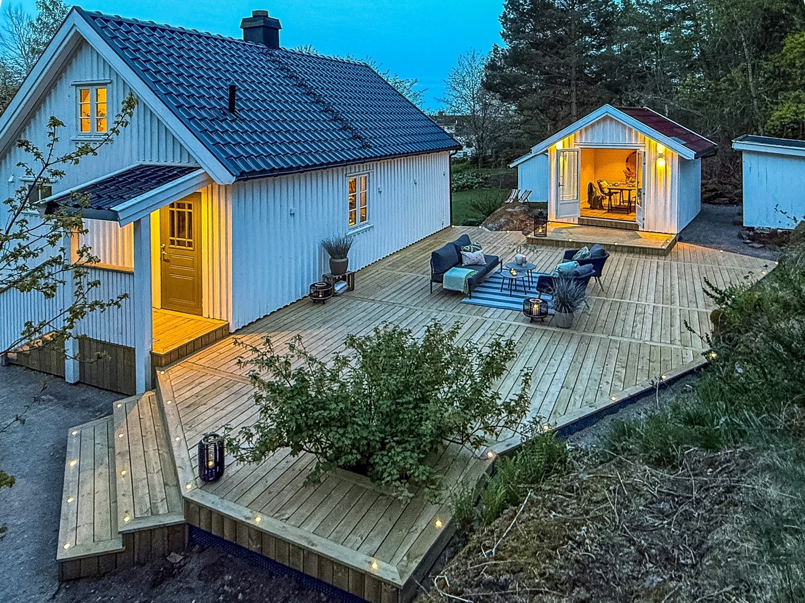 Kveldsbilde av den flotte uteplassen. Galleribilde