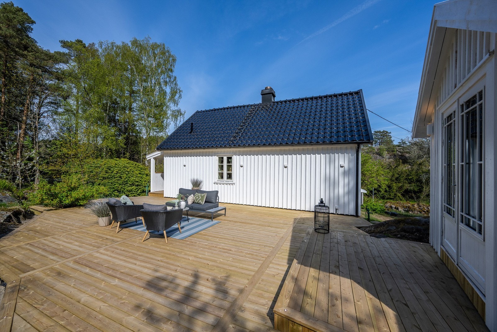 Her er det god plass til både spisegruppe og loungeområde, med fine solforhold og skjermede omgivelser. Galleribilde